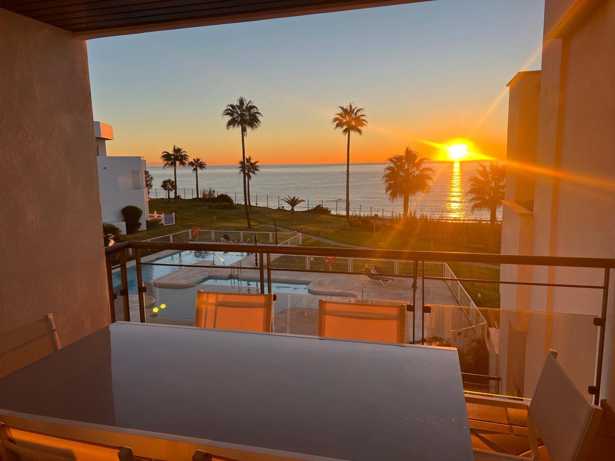 Sunrise Beach Front - Casares Del Mar Eksteriør billede