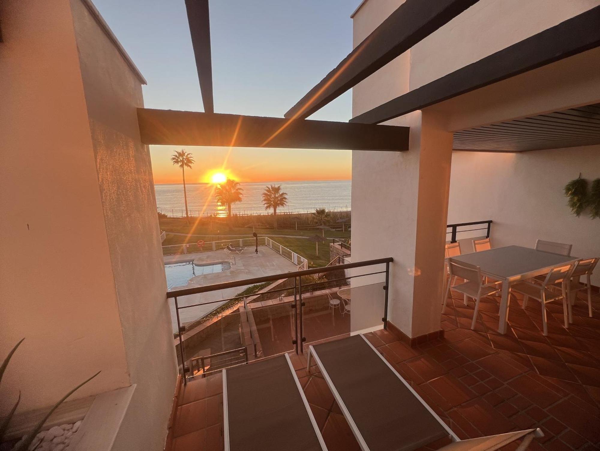 Sunrise Beach Front - Casares Del Mar Eksteriør billede